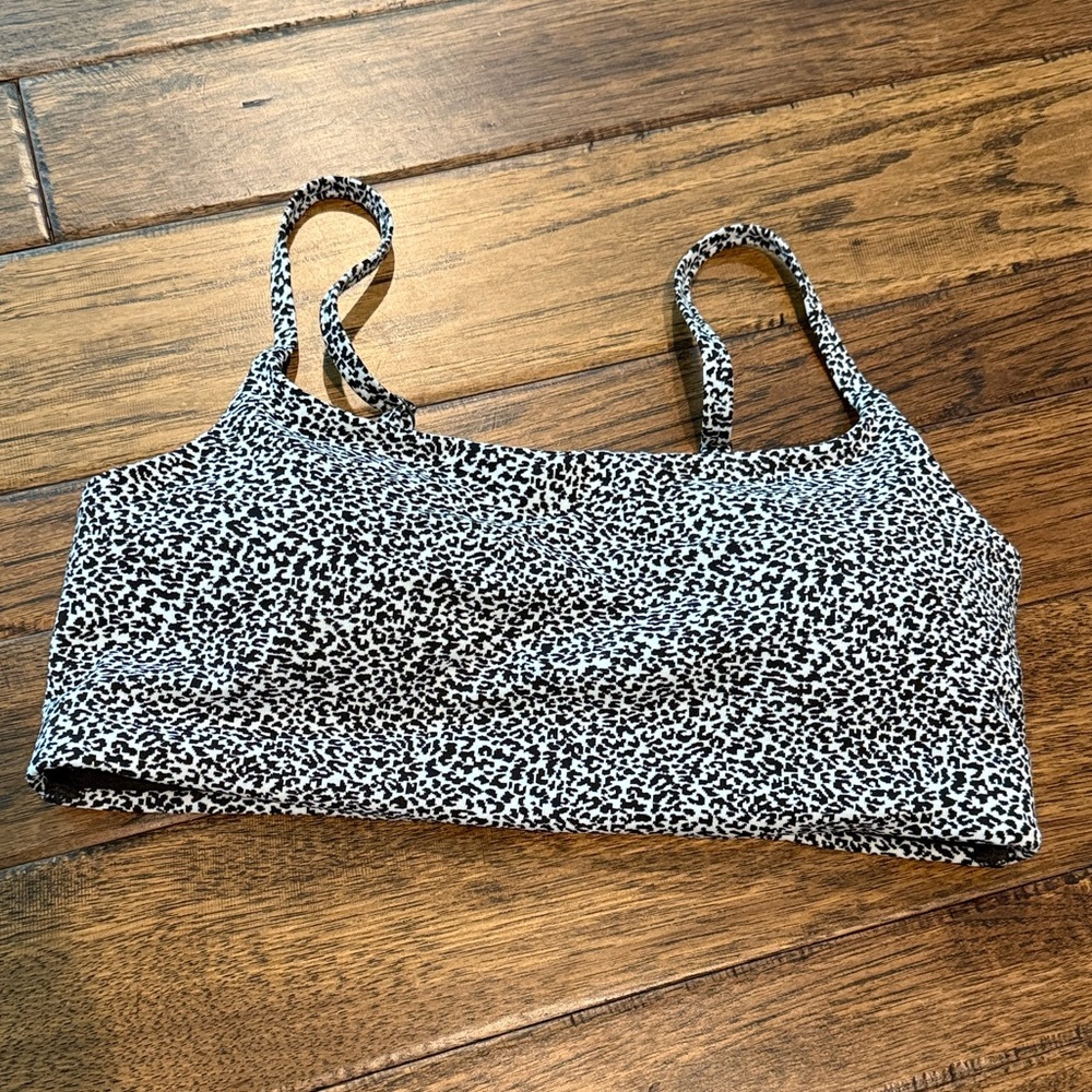 Athleta bikini swim top w/ fun animal print - Size: Med EXCELLENT CONDITION